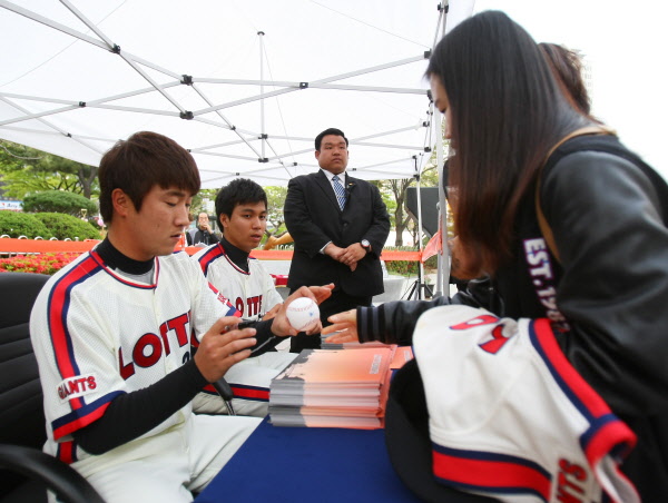 챔피언스데이 기념 팬 사인회